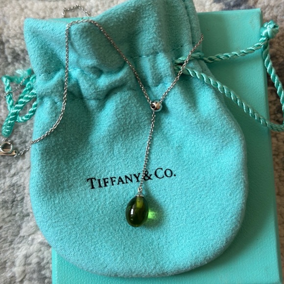 Tiffany and Co rain drop necklace with Peridot stone. 18k white gold necklace. - Picture 6 of 6